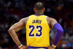 NBA篮球天才26岁单挑湖人全队后跌入低谷，伤病合同纠纷致生涯中断